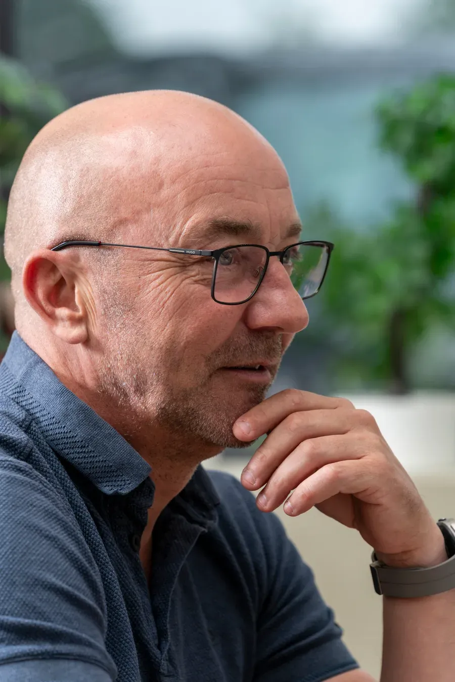 Consultant van InfoReports aan het werk achter een scherm