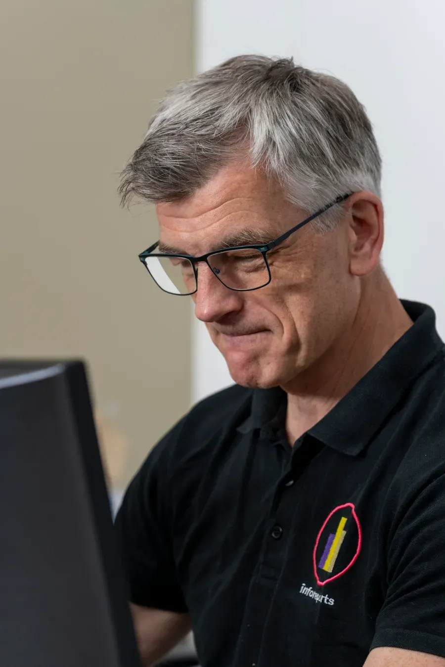 Consultant van InfoReports geconcentreerd aan het werk