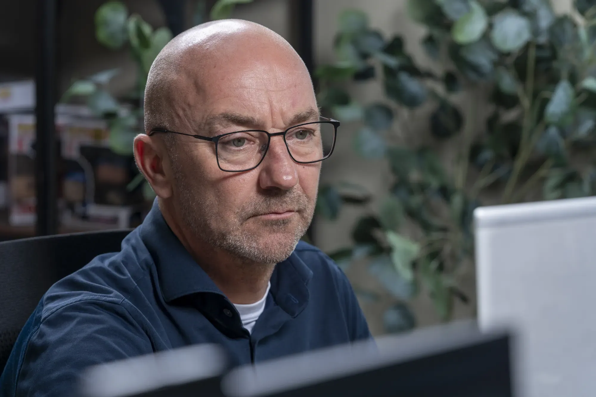 Collega van InfoReports geconcentreerd achter een scherm