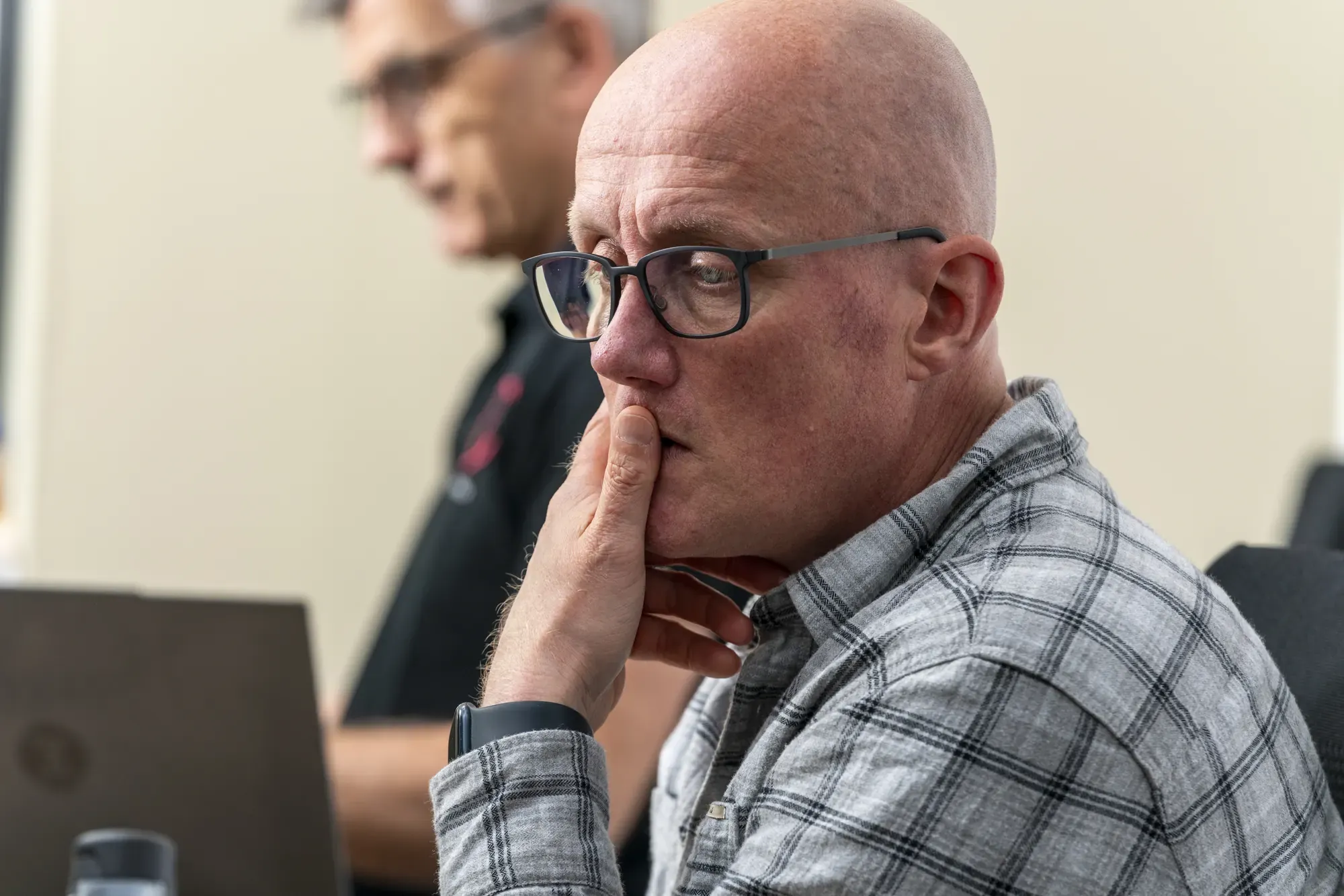 Twee collega’s van InfoReports overleggen op kantoor