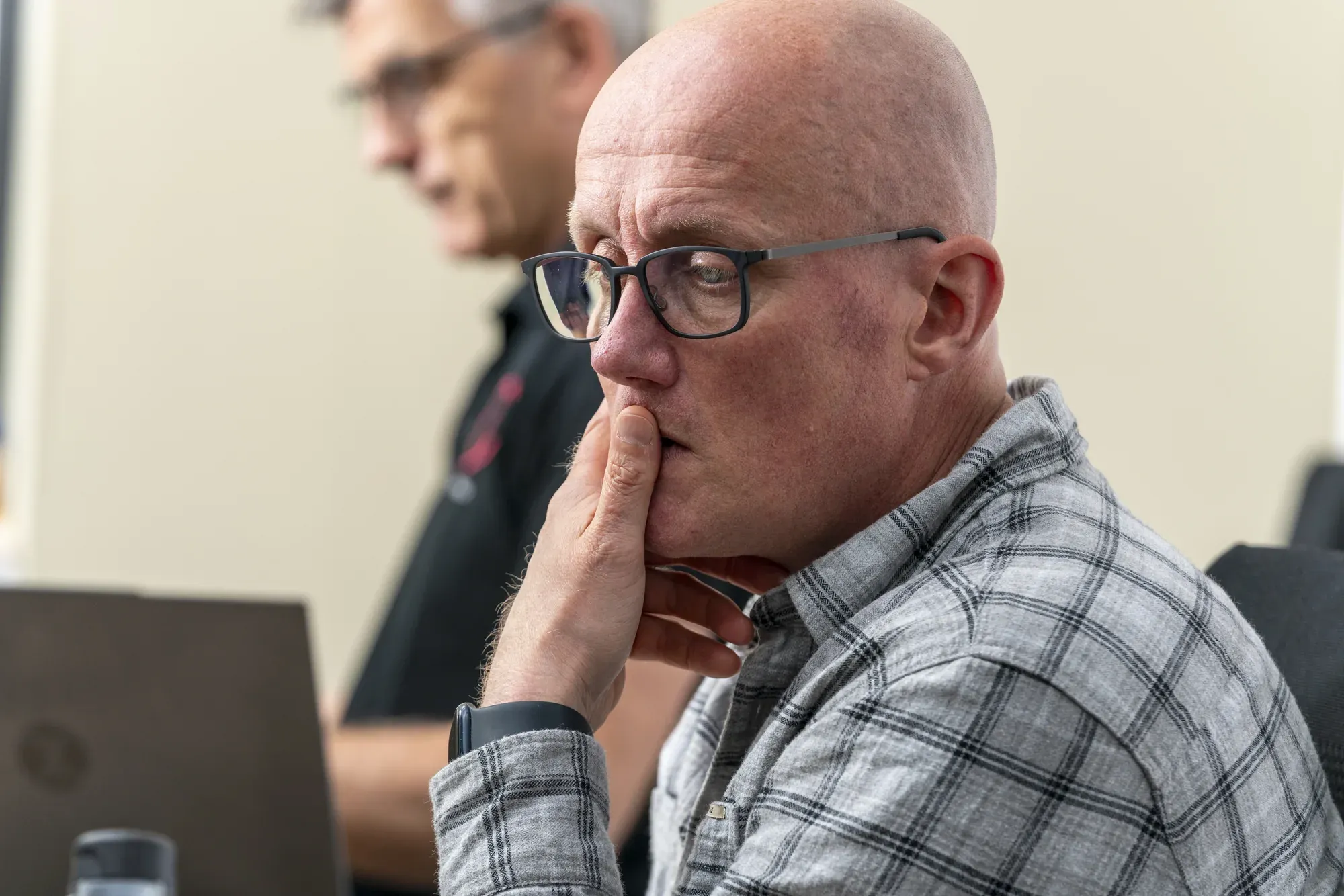 Twee collega’s van InfoReports overleggen op kantoor
