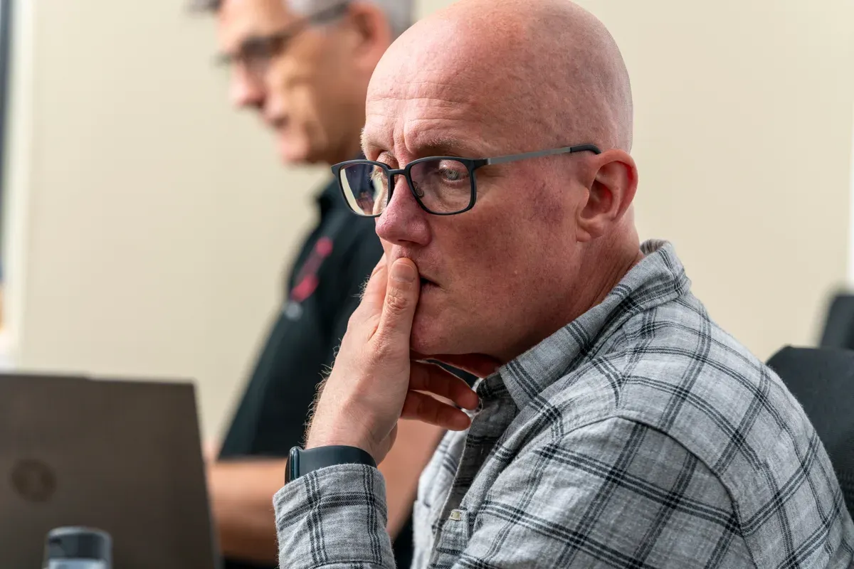 Twee consultants van InfoReports overleggen bij een laptop