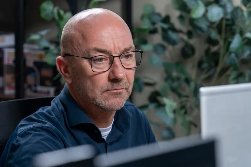 Consultant van InfoReports geconcentreerd achter een scherm