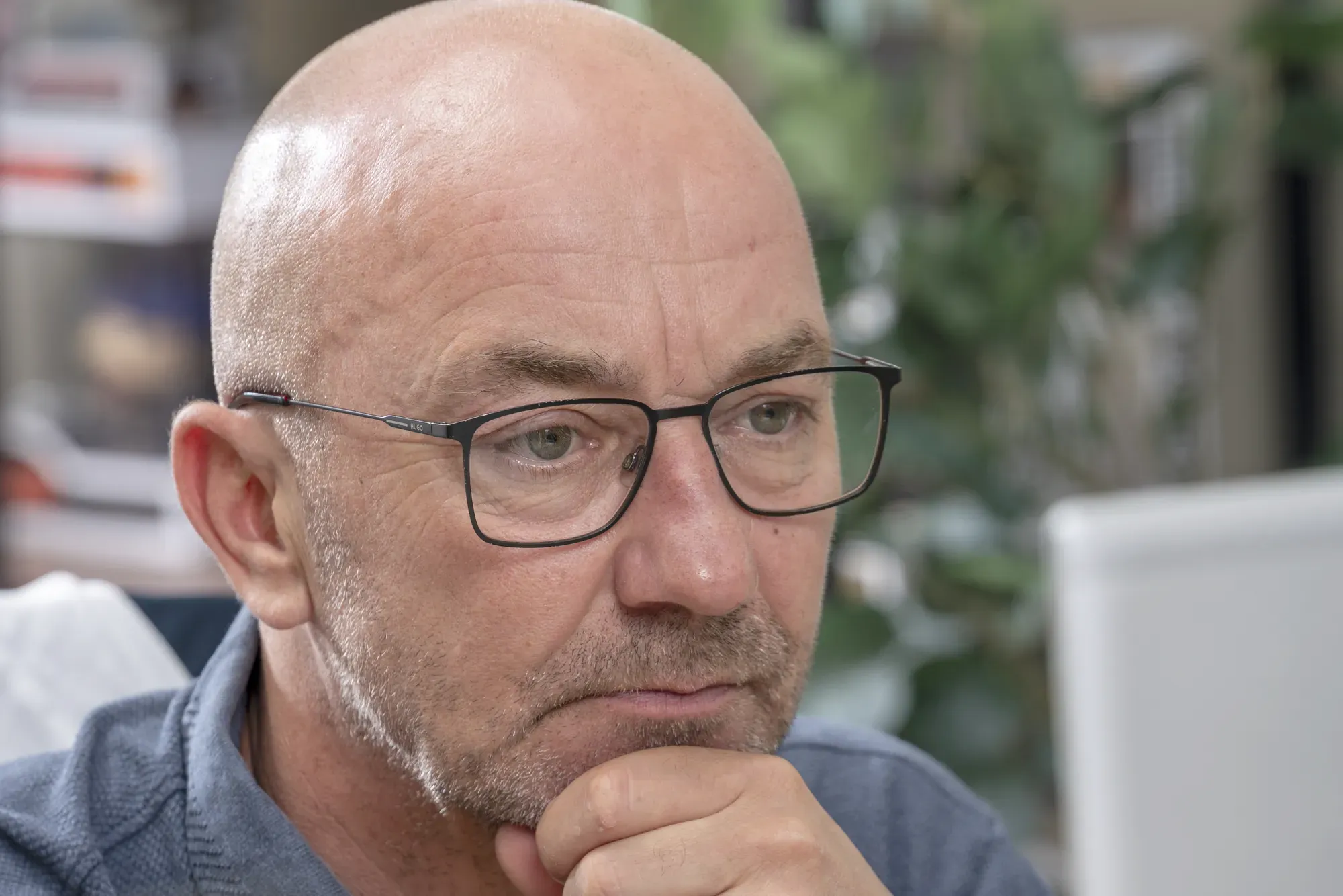 Medewerker van InfoReports geconcentreerd achter een scherm