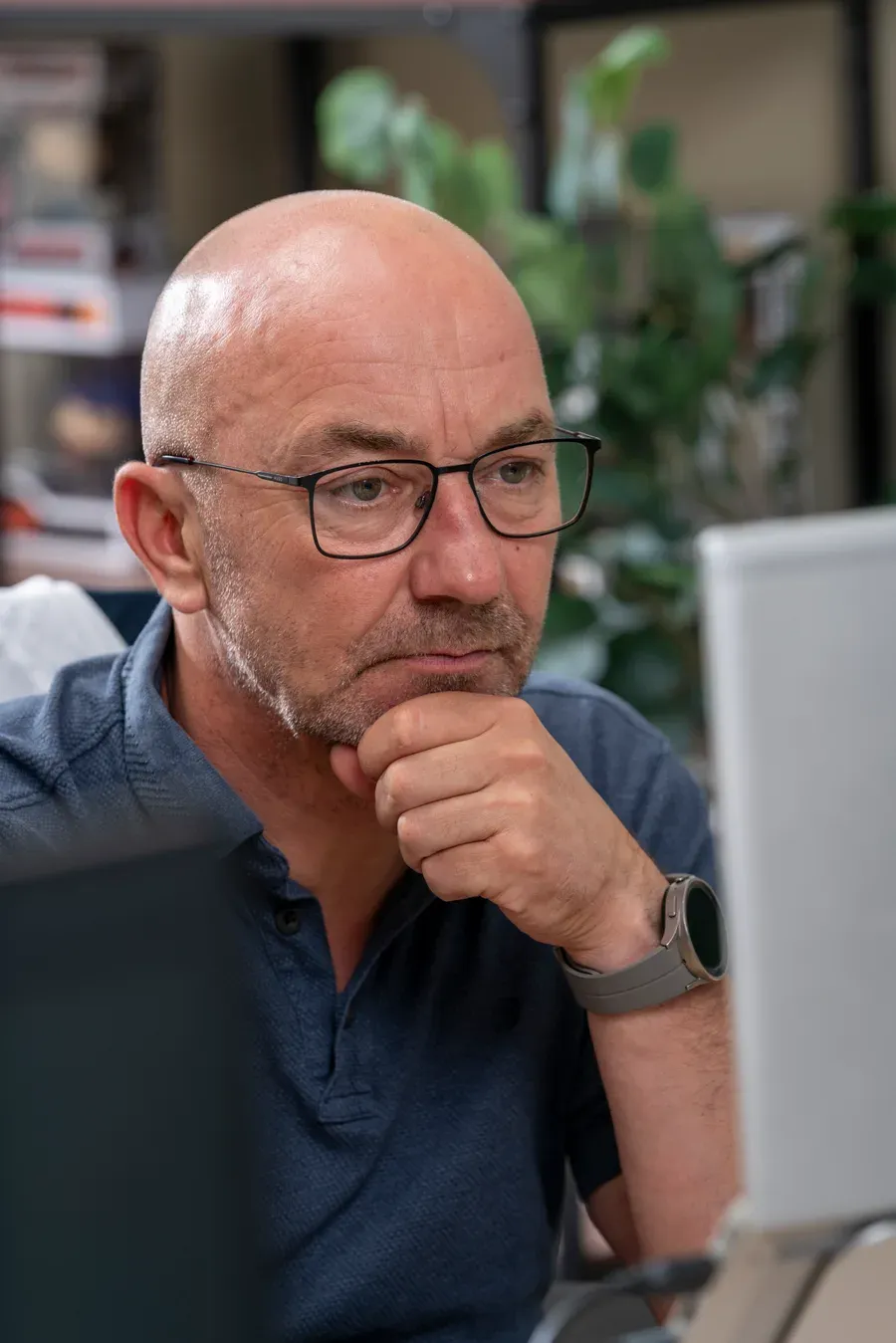 Medewerker van InfoReports geconcentreerd achter een scherm