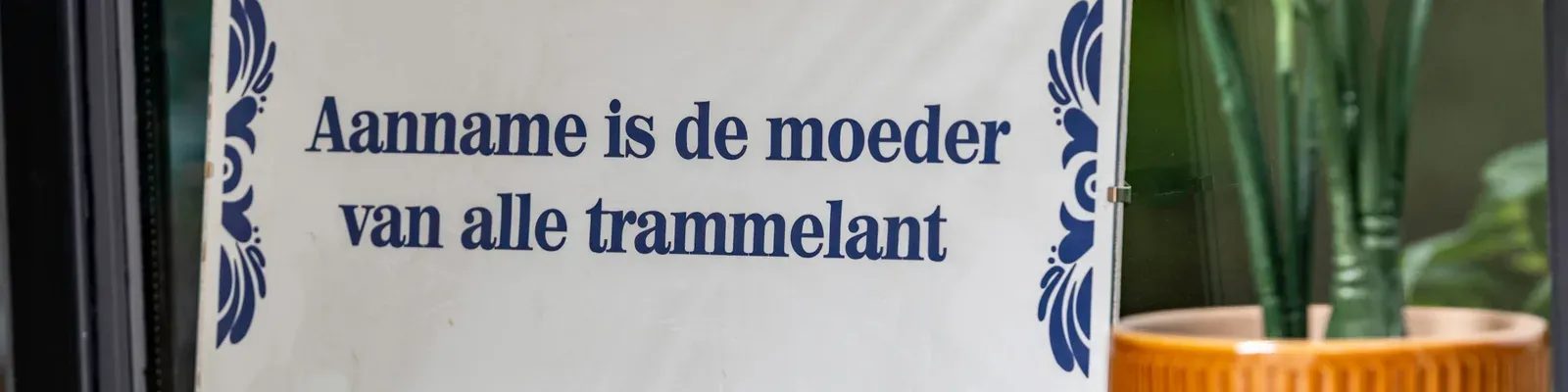 Tegeltje met de tekst: Aanname is de moeder van alle trammelant